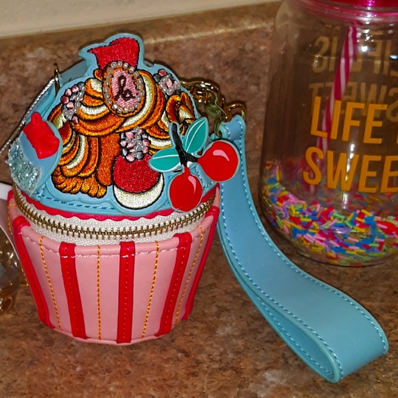 New Cupcake Wristlet Bag - Picture 3 of 11